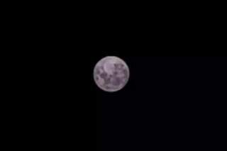 Leitores registram fotos da Lua Cheia de setembro rodeada por nuvens e fuma&ccedil;a