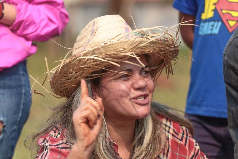 Coordenadora pedagógica, Leda Lima, lecionando na horta sobre o sistema agroflorestal. 