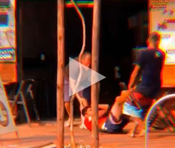 Homem &eacute; arrastado de chiparia e apanha ap&oacute;s suspeita de furto 