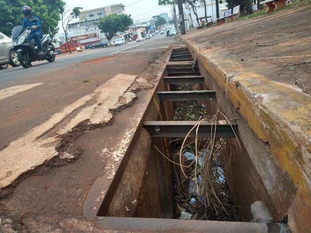 Ap&oacute;s conserto, bueiro que &eacute; problema para moradores tem grade furtada 