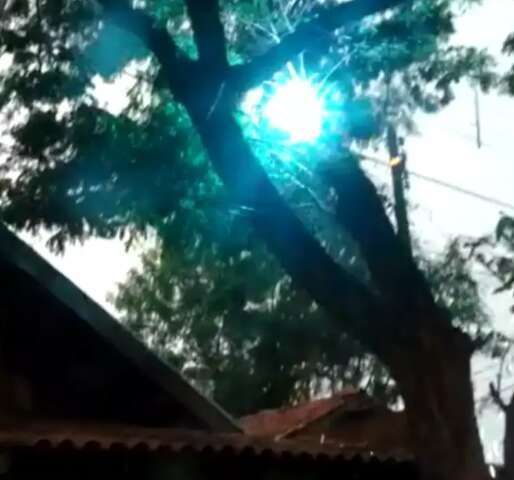 Princ&iacute;pio de inc&ecirc;ndio em rede el&eacute;trica na Capital assusta moradores