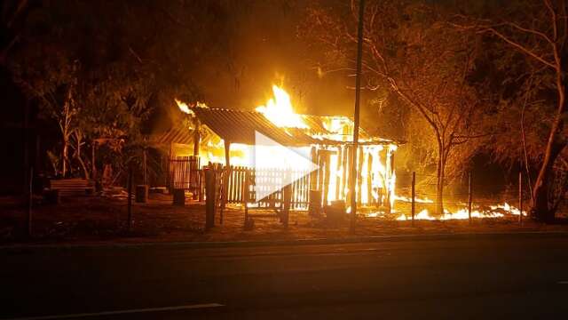 S&oacute; varanda resiste ap&oacute;s fogo destruir casa de madeira na Vila Ipiranga 