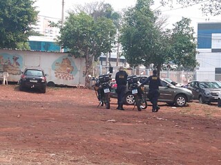 Agentes da Guarda Civil Metropolitana em frente à Uniderp (Foto: Direto das Ruas)