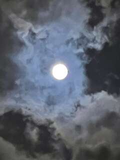 Leitores registram fotos da Lua Cheia de setembro rodeada por nuvens e fumaça