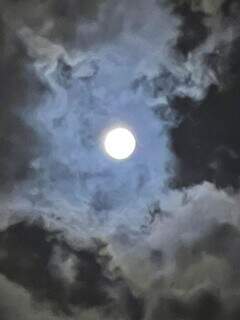 Lua vista encoberta com nuvens e fumaça. (Foto: Direto das Ruas)