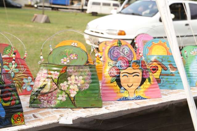 Isolada, Meire descobriu que prefere fazer arte no “lixo” do que em telas
