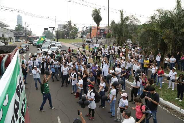 Enfermeiros fecham Afonso Pena em protesto contra suspens&atilde;o do piso salarial 