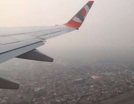 Do alto, passageiro mostra cidade tomada por fuma&ccedil;a que derrubou qualidade do ar