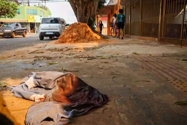 Fam&iacute;lia reconhece corpo de homem espancado e esfaqueado  