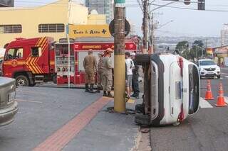 Veículo capotou na Rua Ceará após colisão na tarde deste sábado (Foto: Marcos Maluf)