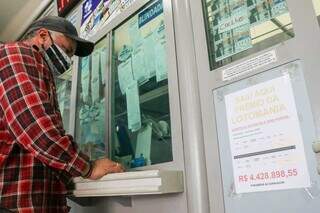 Homem realizado aposta em lotérica de Campo Grande (Foto: Arquivo/Henrique Kawaminami)
