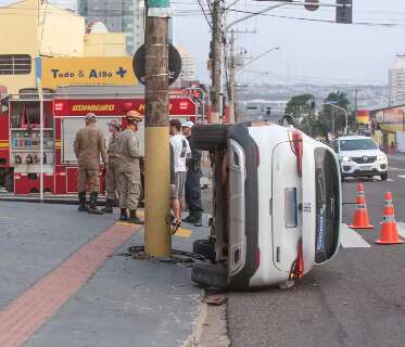 Carro capota no cruzamento da Ceará após colisão com motorista que furou sinal