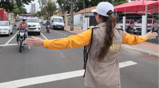 Agente da Agetran sinalizando o trânsito em rua da Capital (Foto: divulgação) 