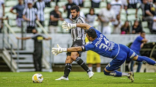 Zé Roberto chuta para fazer o segundo gol do Ceará diante do Santos. (Foto: Stephan Eilert/Ceará)