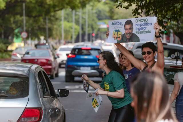 A 3 fins de semana das eleições, cabos eleitorais disputam cruzamentos do Centro