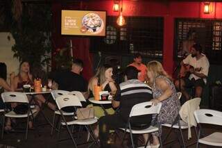 À noite, o bar funciona na área externa para receber os clientes. (Foto: Alex Machado)