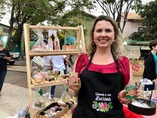 Luciana trabalha com a produção e venda de sabonetes artesanais. (Foto: Jéssica Fernandes)