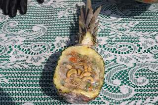 Arroz tailandês sem proteína animal é servido no abacaxi. (Foto: Paulo Francis)