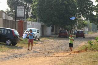 Felipe de 8 anos empina pipa na rua de casa no Bairro Tiradentes (Foto: Paulo Francis)