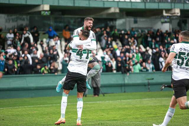 Coritiba vence Atl&eacute;tico-GO por 2 a 0 e sai da zona de rebaixamento