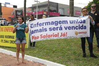 Manifestação a favor do piso salarial da enfermagem em Campo Grande. (Foto: Kísie Ainoã)