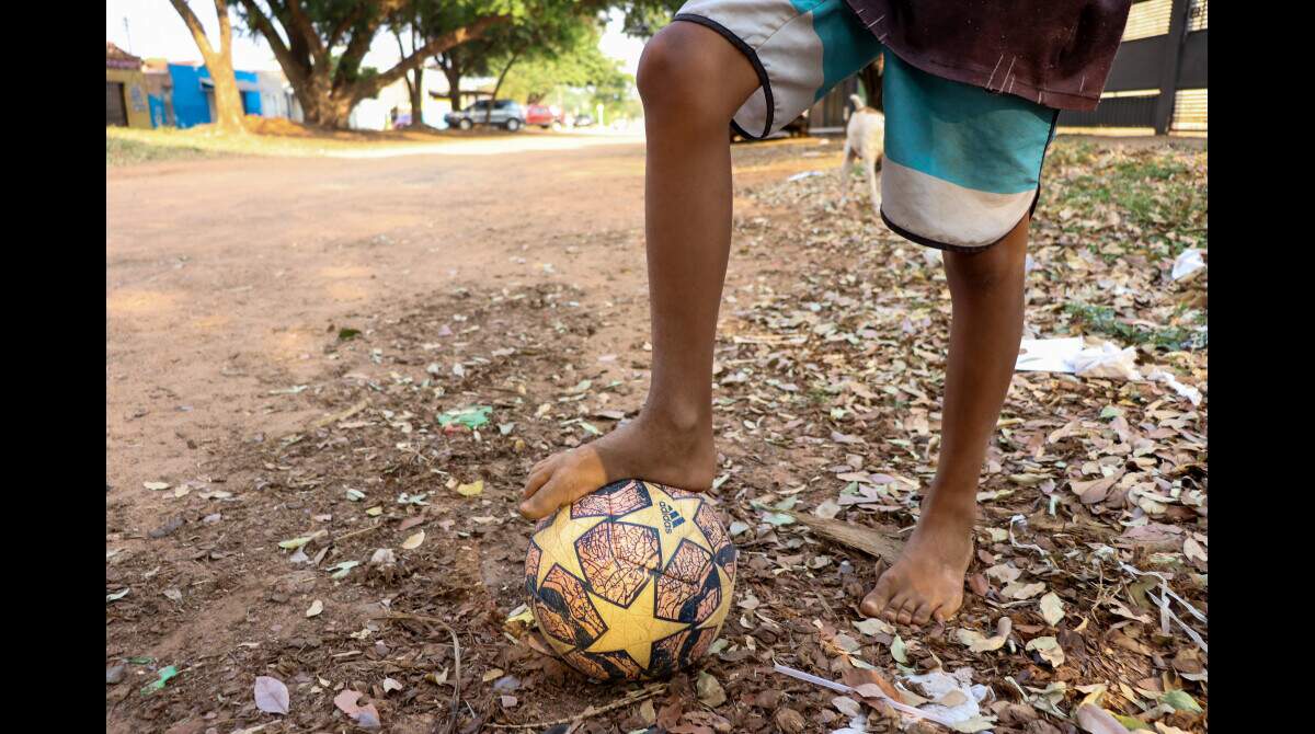 e pra cá jogando bola descalços nas ruas de terra .É, b…