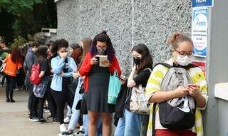 Estudante na fila de emprego. (Foto: Agência Brasil)