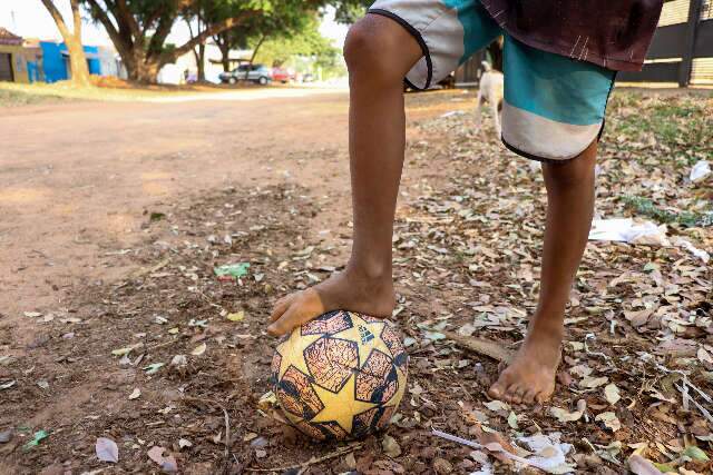 Sem &aacute;lbum da Copa 2022, bola e p&eacute; descal&ccedil;o &eacute; divers&atilde;o na periferia