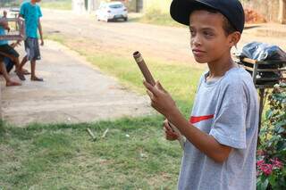 Mesmo bem próximo ao torneio mundial, Lucas agurada pelo album de figurinhas (Foto: PAulo Francis)