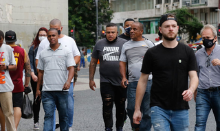 População caminha com e sem máscara. (Foto: Agência Brasil)
