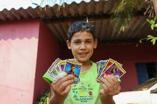 Felipe se contenta com coleção de figurinhas de outro tema e mais baratas (Foto: Paulo Francis)