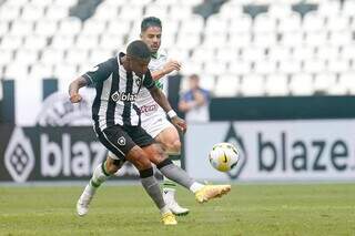 Jogador do Botafogo durante partida neste domingo. (Foto: Vítor Silva)