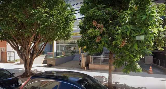 Dupla armada rouba R$ 22 mil dentro de estacionamento de ag&ecirc;ncia banc&aacute;ria