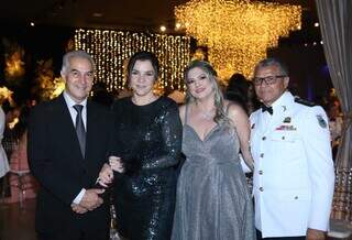 Governador de MS Reinaldo Azambuja e esposa Fátima Azambuja; Coronel Juracy Pereira e sua esposa Jucileia Gonçalves Costa. (Foto: AOFMS)