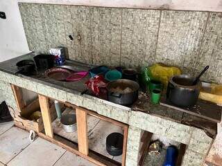 Restos de comida e sujeira na pia que era usada pelos trabalhadores. (Foto: Divulgação | PF)