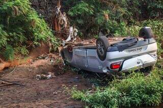 Carro é encontrado caído e abandonado no Rio Anhanduí sem duas rodas Carro é encontrado caído e abandonado no Rio Anhanduí sem duas rodas