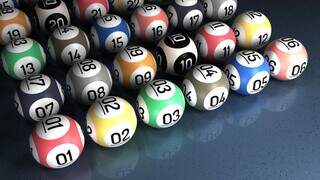 Várias bolas de jogos de loteria que são colocados para sorteio em globo. (Foto: Divulgação)