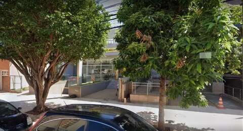 Dupla armada rouba R$ 22 mil dentro de estacionamento de agência bancária