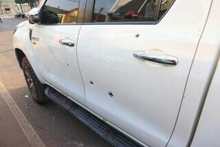 Marcas de tiro e sangue na camionete dirigia por Francisco. (Foto: Paulo Francis)