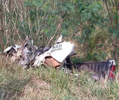 Ve&iacute;culo fica destru&iacute;do e motorista morre ao bater de frente em caminh&atilde;o