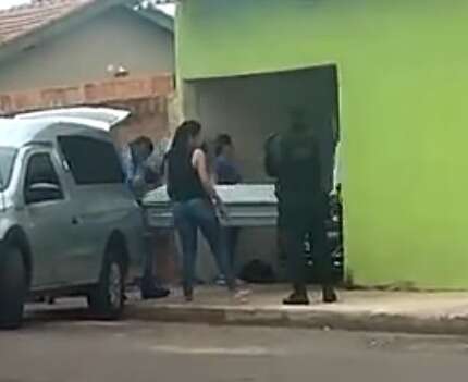 Homem &eacute; executado com ao menos 10 tiros na frente da esposa e das filhas