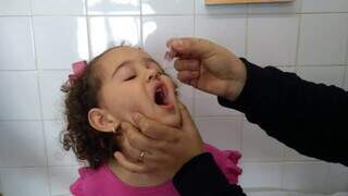 Criança recebendo imunizante via oral contra a pólio (Foto: Divulgação/Prefeitura de Campo Grande)
