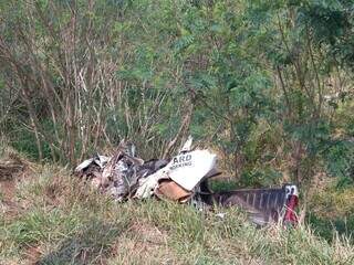 Ve&iacute;culo fica destru&iacute;do e motorista morre ao bater de frente em caminh&atilde;o