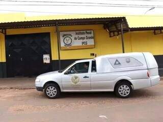 Carro da funerária em frente ao Instituto Penal no dia do crime. (Foto: Paulo Francis | Arquivo)