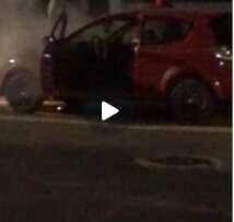 Carro pega fogo na Avenida das Bandeiras e assusta moradores