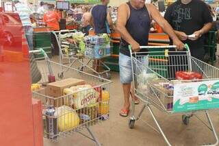 Consumidor fazendo compras no supermercado Atacadão (Foto: Henrique Kawaminami)