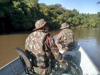 Policiais militares ambientais durante fiscalização contra pesca ilegal. (Foto: Reprodução)