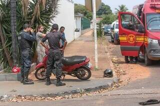 Motorista atropela, foge e deixa mulher gravemente ferida