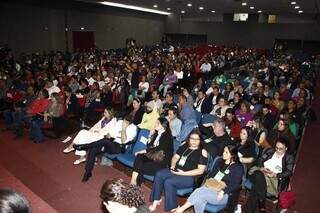 Teatro completamente lotado de membros de diretórios e apoiadores dos candidatos (Foto: Alex Machado)