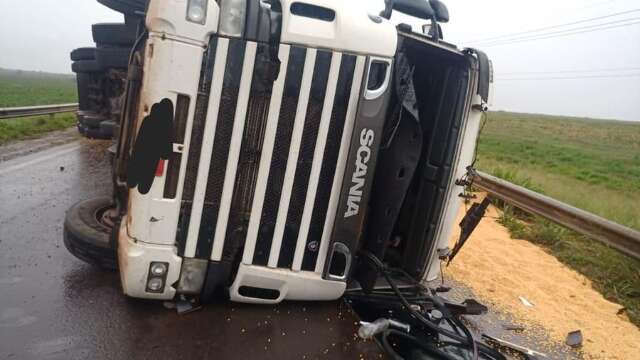 Carreta tomba, espalha milho pela pista e interdita rodovia por mais de 1 hora 